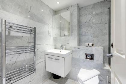 Beautiful 2-bed flat-Hosted by Sweetstay - image 13