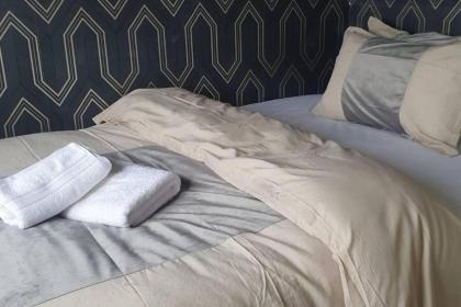 Immaculate Contractor Friendly House in London - image 21