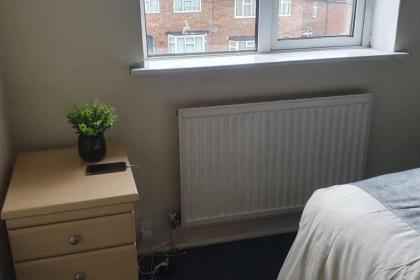 Immaculate Contractor Friendly House in London - image 23