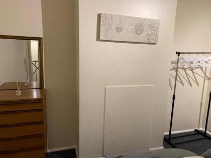 Immaculate Contractor Friendly House in London - image 24