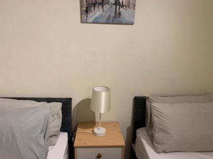 Immaculate Contractor Friendly House in London - image 25