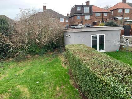 Immaculate Contractor Friendly House in London - image 26