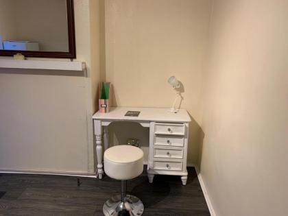 Immaculate Contractor Friendly House in London - image 28