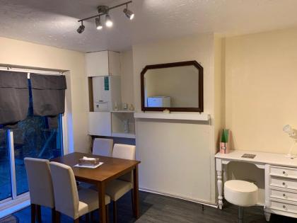 Immaculate Contractor Friendly House in London - image 29