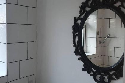 Immaculate Contractor Friendly House in London - image 30