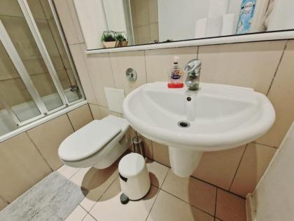 Deluxe 2-Bed Apartment Near Shoreditch - image 21