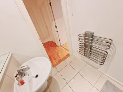 Deluxe 2-Bed Apartment Near Shoreditch - image 23