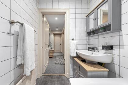 Your Elite Hyde Park Retreat 2-Bedroom Luxury Flat - image 22