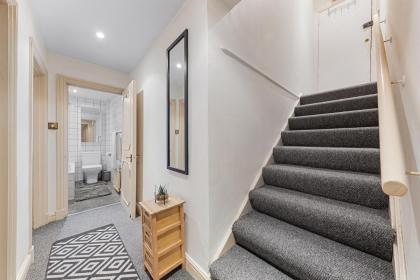Your Elite Hyde Park Retreat 2-Bedroom Luxury Flat - image 23