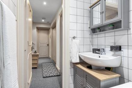 Your Elite Hyde Park Retreat 2-Bedroom Luxury Flat - image 28