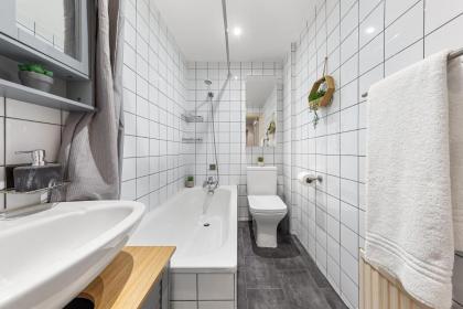 Your Elite Hyde Park Retreat 2-Bedroom Luxury Flat - image 30