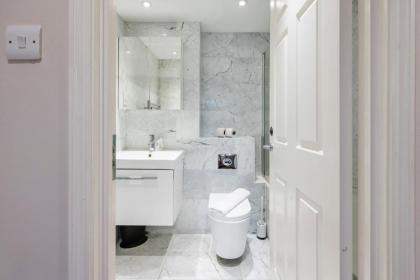 Stunning 2-bedroom-hosted by Sweetstay - image 21