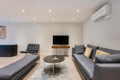 Stunning 2-bedroom-hosted by Sweetstay - image 22