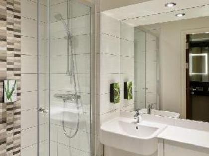 Premier Inn London Docklands (Canning Town) - image 12