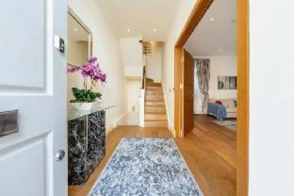 Deluxe Three Bedroom Villa in Mayfair 