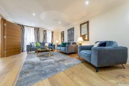 Exquisite 3-Bedroom House in Mayfair
