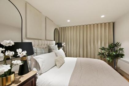 Chic Two Bedroom in Kensington - image 22