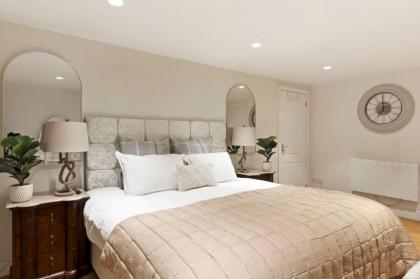 Chic Two Bedroom in Kensington - image 23