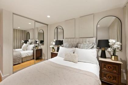 Chic Two Bedroom in Kensington - image 24