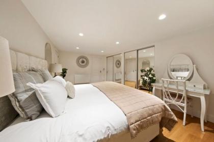 Chic Two Bedroom in Kensington - image 25