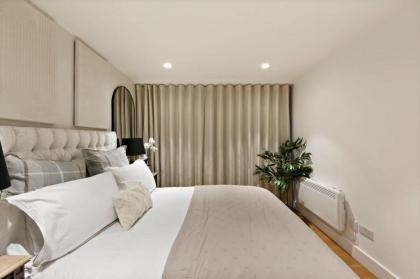 Chic Two Bedroom in Kensington - image 28