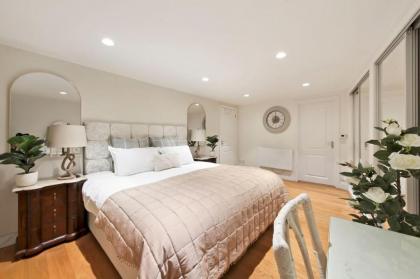Chic Two Bedroom in Kensington - image 29
