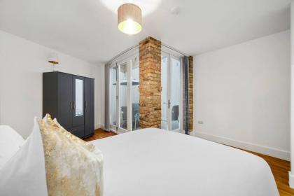Luxurious One Bedroom Apartment near Queens Gate - image 22