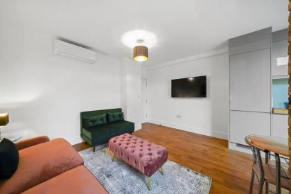 Luxurious One Bedroom Apartment near Queens Gate - image 24