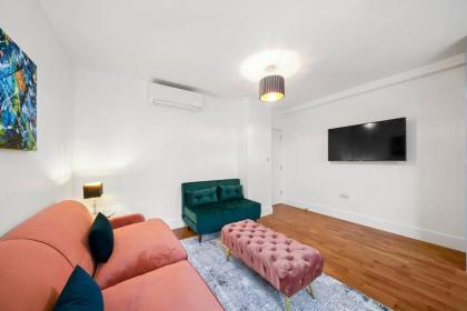 Luxurious One Bedroom Apartment near Queens Gate - image 25