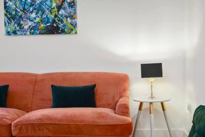 Luxurious One Bedroom Apartment near Queens Gate - image 28