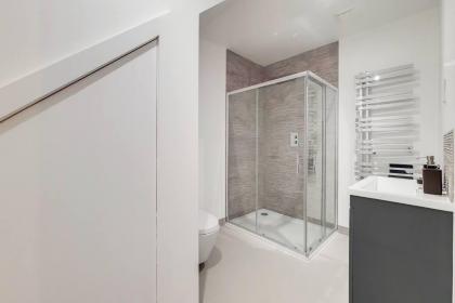Luxurious One Bedroom Apartment near Queens Gate - image 29