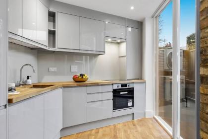 Luxurious One Bedroom Apartment near Queens Gate - image 8