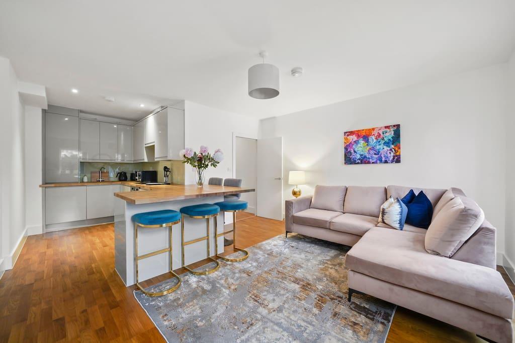 Stylish and Comfy 3-Bedroom Flat with Terrace - main image