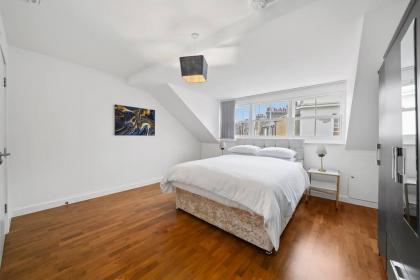 Stylish and Comfy 3-Bedroom Flat with Terrace - image 10