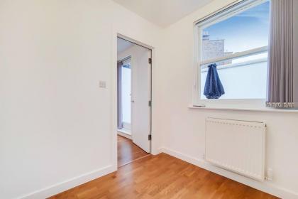 Stylish and Comfy 3-Bedroom Flat with Terrace - image 11