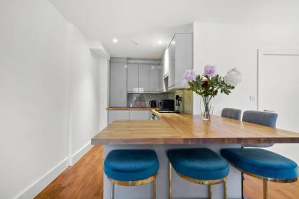 Stylish and Comfy 3-Bedroom Flat with Terrace - image 14