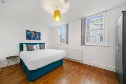 Stylish and Comfy 3-Bedroom Flat with Terrace - image 17