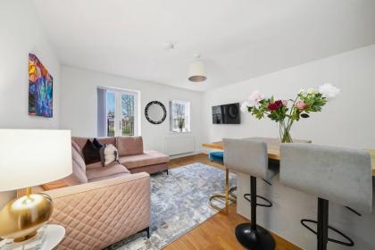 Stylish and Comfy 3-Bedroom Flat with Terrace - image 18