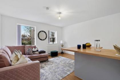 Stylish and Comfy 3-Bedroom Flat with Terrace - image 2