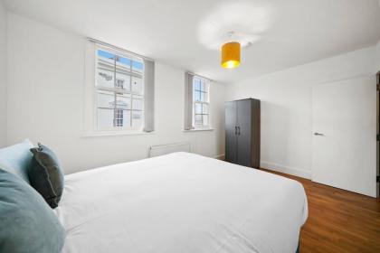 Stylish and Comfy 3-Bedroom Flat with Terrace - image 20