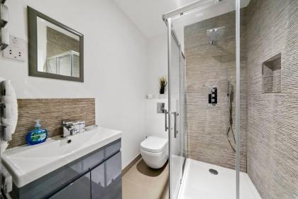 Stylish and Comfy 3-Bedroom Flat with Terrace - image 21