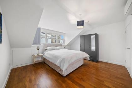 Stylish and Comfy 3-Bedroom Flat with Terrace - image 23