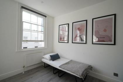 Stylish and Comfy 3-Bedroom Flat with Terrace - image 24