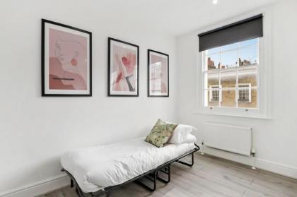 Stylish and Comfy 3-Bedroom Flat with Terrace - image 25