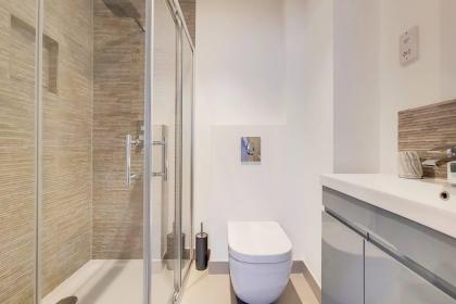 Stylish and Comfy 3-Bedroom Flat with Terrace - image 26