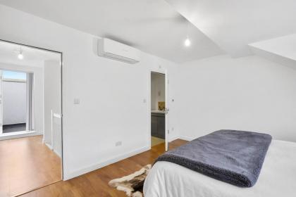 Stylish and Comfy 3-Bedroom Flat with Terrace - image 27