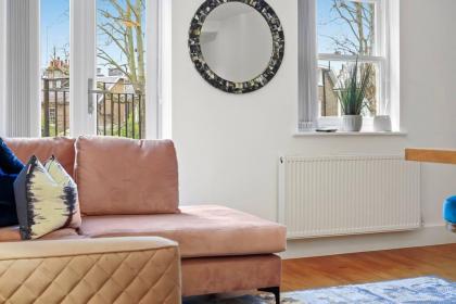 Stylish and Comfy 3-Bedroom Flat with Terrace - image 28