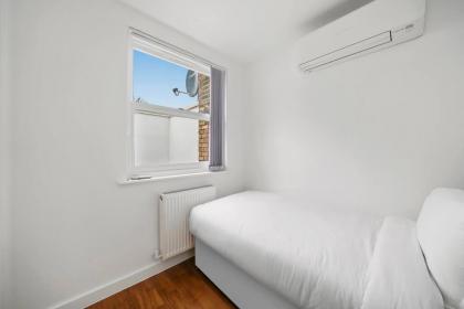 Stylish and Comfy 3-Bedroom Flat with Terrace - image 29