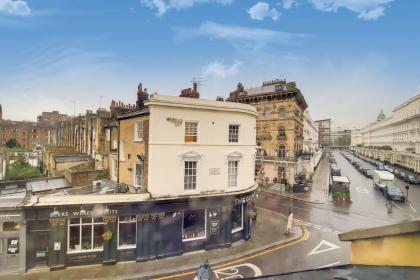 Stylish and Comfy 3-Bedroom Flat with Terrace - image 3