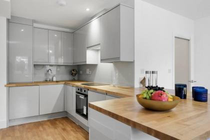 Stylish and Comfy 3-Bedroom Flat with Terrace - image 5